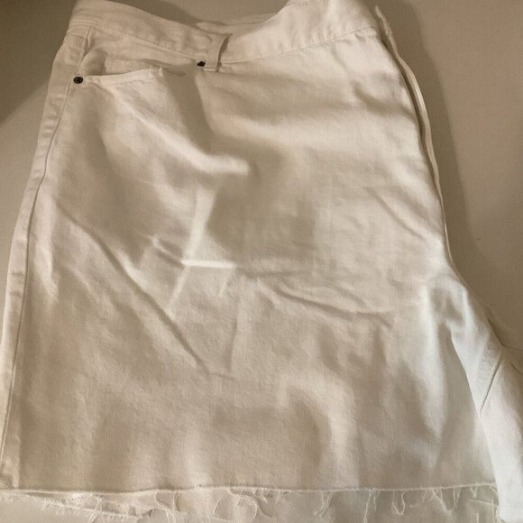 Old Navy Size 28W Plus Size Women’s Shorts White Slouchy Straight Denim. New - Picture 2 of 5